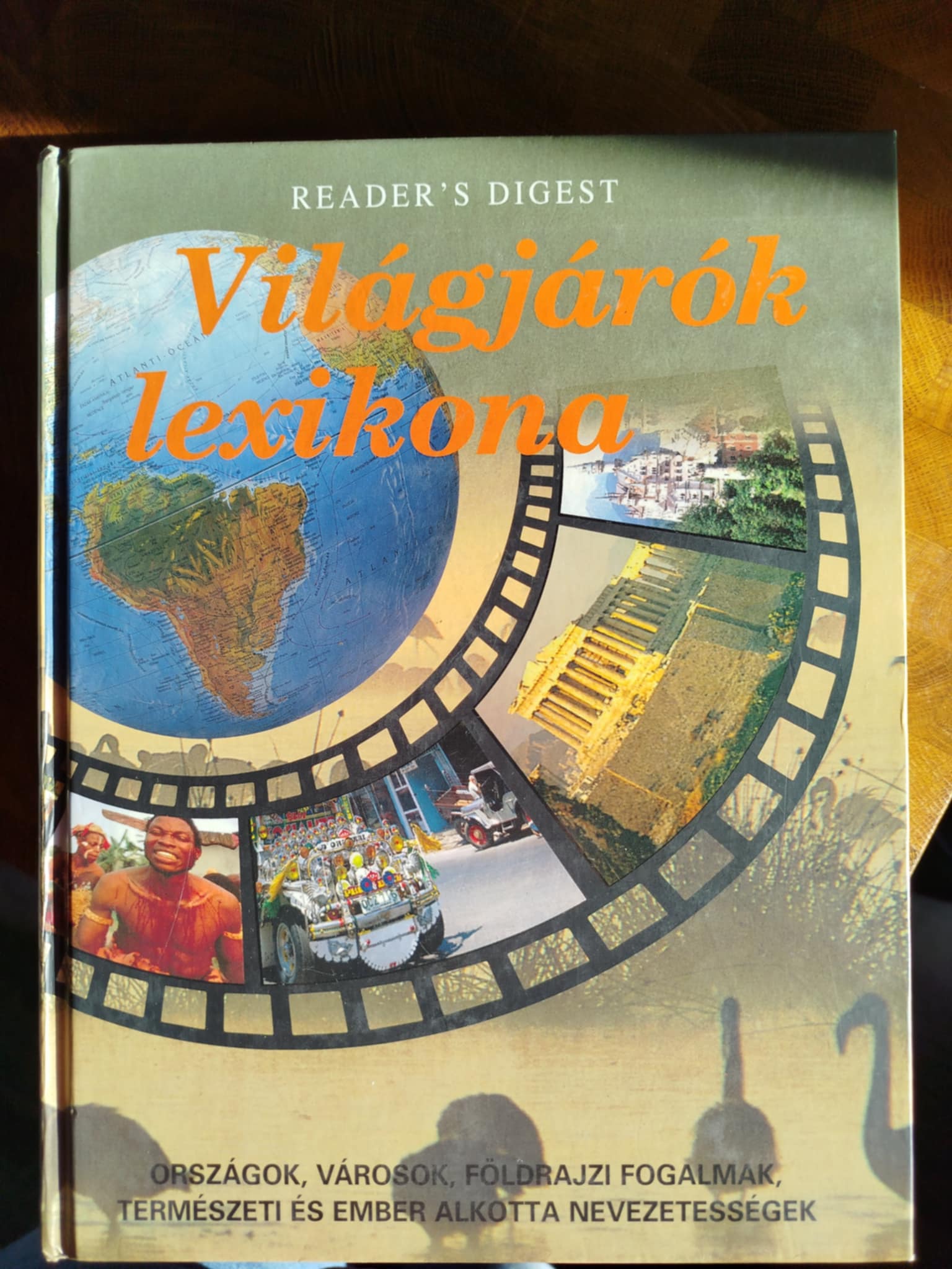 Van néhány könyv, amit szerettem volna a fiamnak megvenni, d...